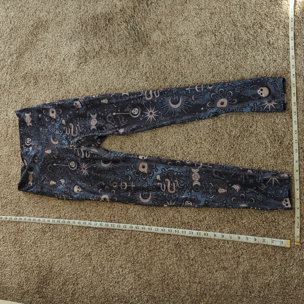 Eagle Rock Werkshop featherlight leggings.